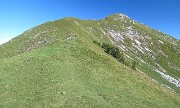 15 L'ampia sella del passo...